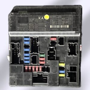 IPDM E/R Nissan NP300 Navara D23 referencia 284B7-4JA0A, vista general de la caja de fusibles y relés del compartimento motor